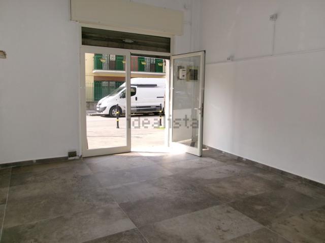 Locale Commerciale in vendita a Portici, Campania