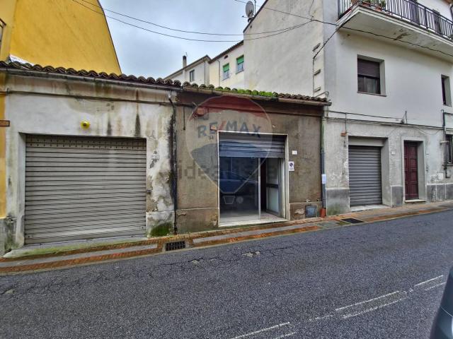 Locale Commerciale in vendita a Calabria, Cosenza