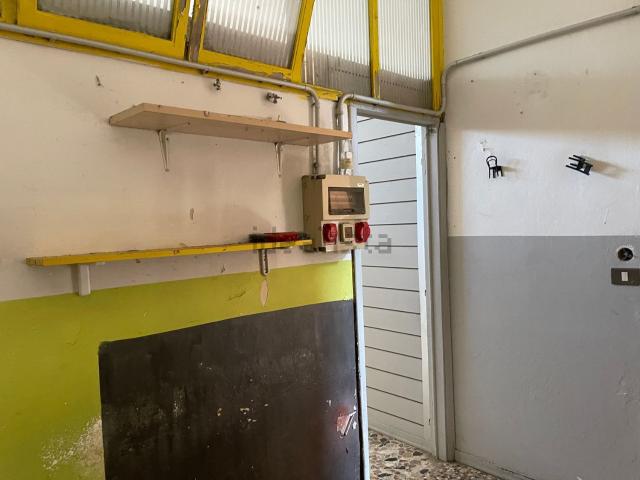 Locale Commerciale in vendita a Carate Brianza, Lombardia