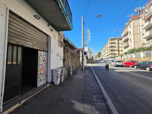 Locale Commerciale in vendita a Municipalità 3, Campania
