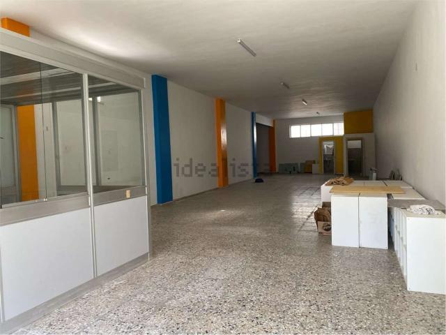 Locale Commerciale in vendita a Palombare, Marche