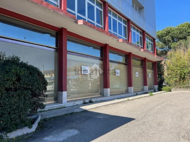 Locale Commerciale in vendita a Sud, Brenzone