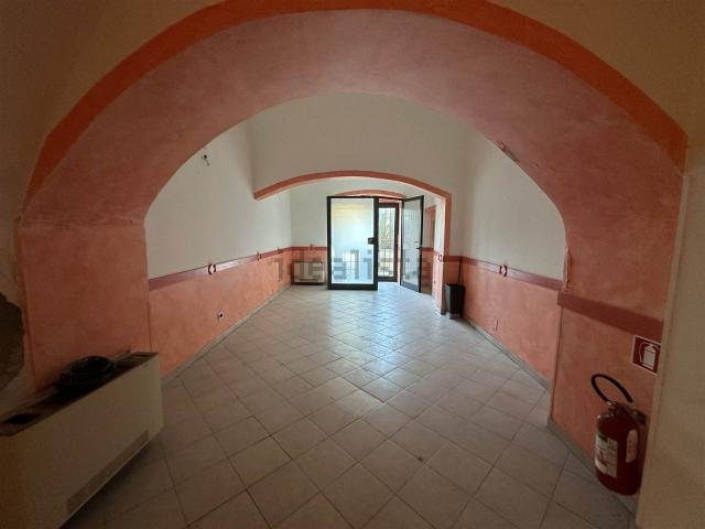 Locale Commerciale in vendita a Vado Ligure, Liguria