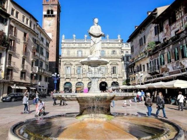 Locale Commerciale in vendita a Centro storico, Brenzone