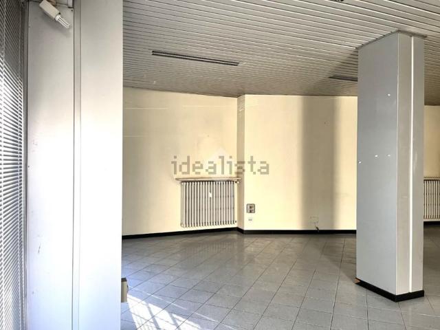 Locale Commerciale in vendita a Voghera, Lombardia