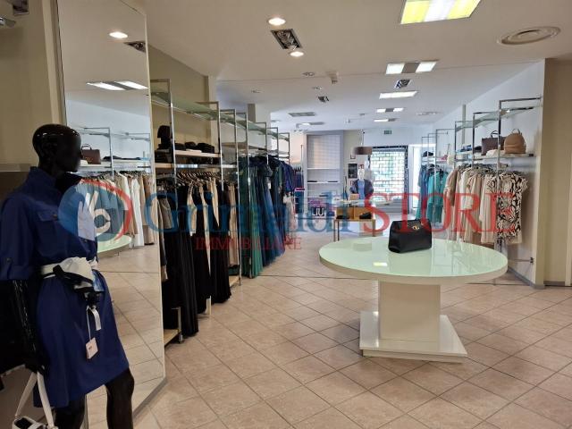 Locale Commerciale in vendita a Puglia, Lecce