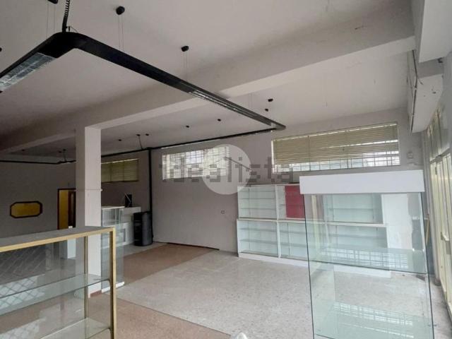 Locale Commerciale in vendita a Romano Di Lombardia, Lombardia