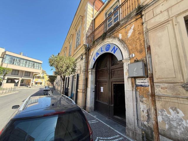 Locale Commerciale in vendita a San Nicola La Strada, Campania