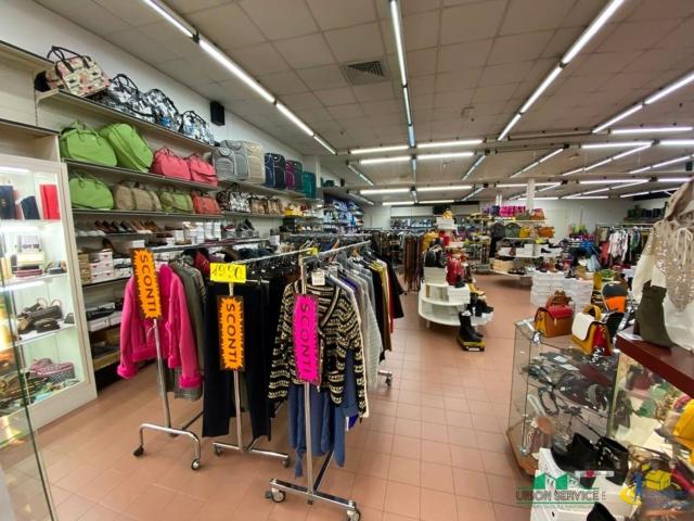 Locale Commerciale in vendita a Collecchio, Reggio Emilia