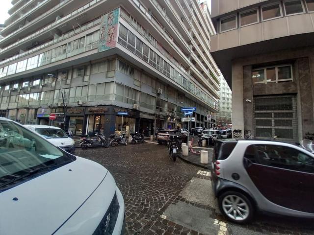 Locale Commerciale in vendita a Municipalità 2, Campania