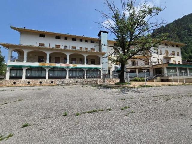Locale Commerciale in vendita a Arta Terme, Friuli-Venezia Giulia