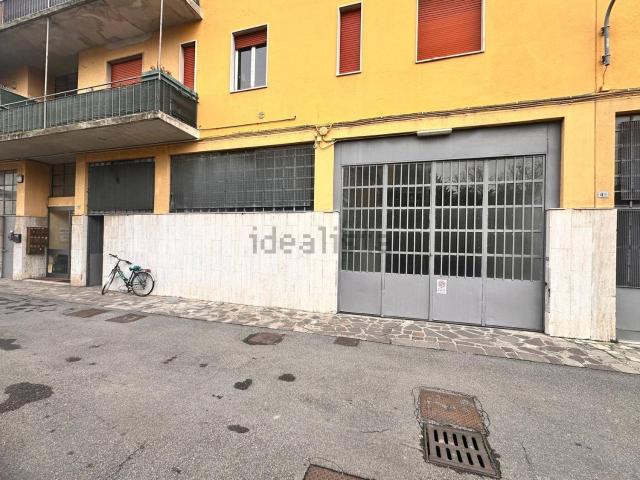 Locale Commerciale in vendita a Gorle, Lombardia