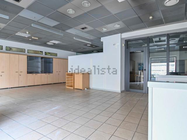 Locale Commerciale in vendita a Albino, Lombardia