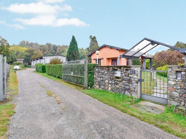 Locale Commerciale in vendita a Comunità Montana del Piambello, Cantello