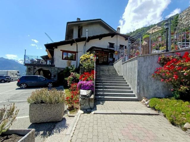Locale Commerciale in vendita a Sarre, Aosta