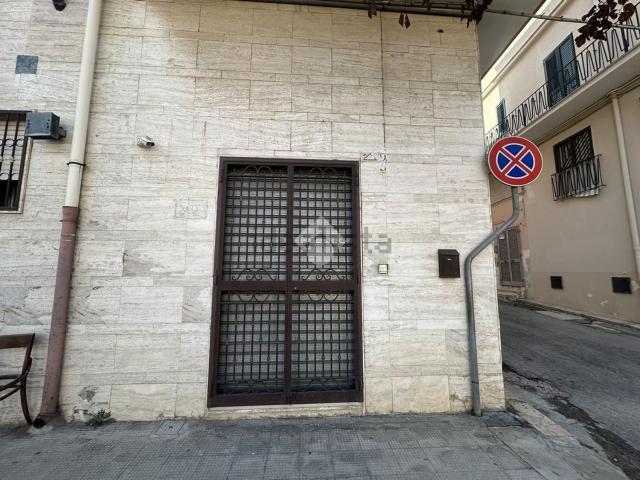 Locale Commerciale in vendita a Canosa di Puglia, Barletta-Andria-Trani