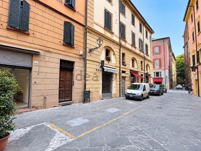 Locale Commerciale in vendita a Centro, Imola