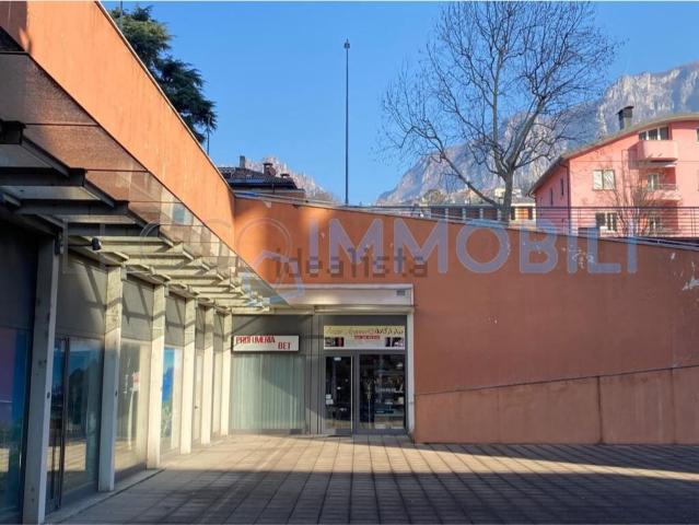 Locale Commerciale in vendita a Acquate, Lecco