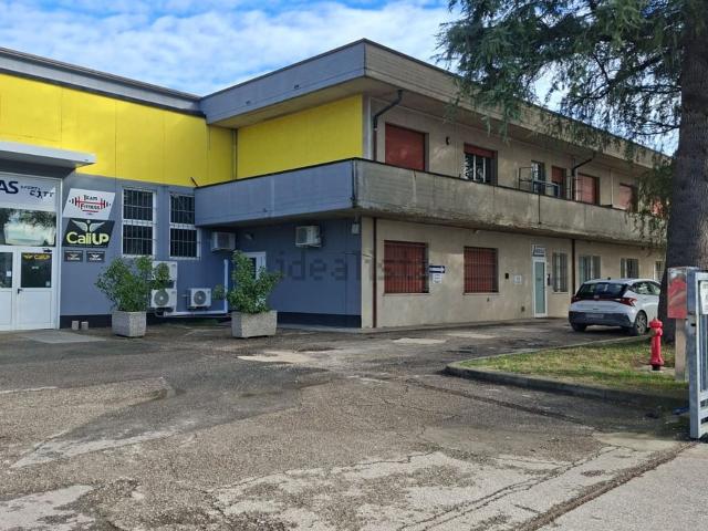 Locale Commerciale in vendita a Unione di Comuni della Romagna Forlivese, Quattro