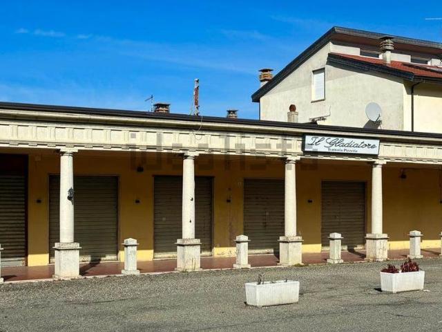 Locale Commerciale in vendita a Monte, Lugagnano Val d'Arda