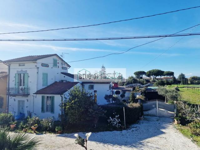 Locale Commerciale in vendita a Montebello, Camaiore