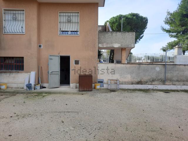 Locale Commerciale in vendita a Puglia, Bari