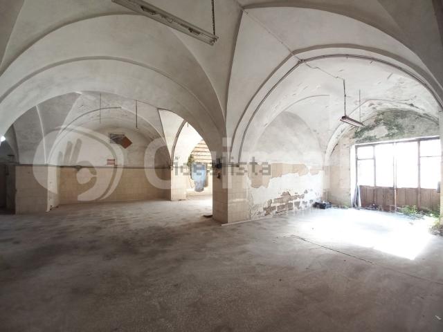 Locale Commerciale in vendita a Puglia, Lecce