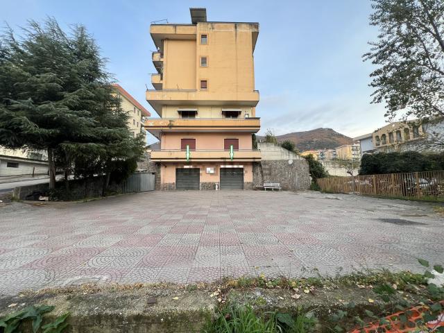 Locale Commerciale in vendita a Campagna, Campania