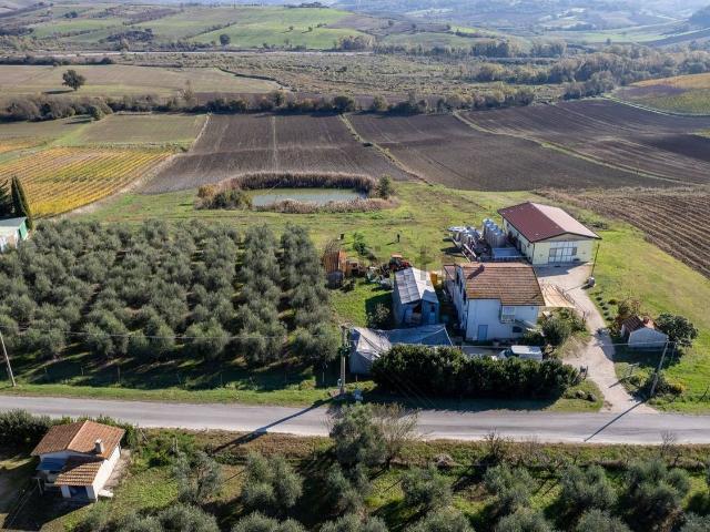 Locale Commerciale in vendita a Unione di Comuni Montani Colline del Fiora, Manciano