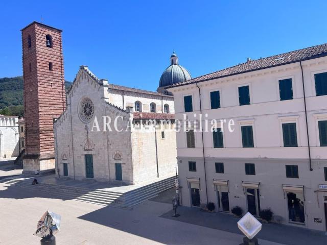 Locale Commerciale in vendita a Capriglia, Pietrasanta