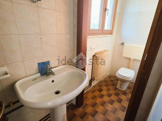 Locale Commerciale in vendita a Borgo Virgilio, Cerese