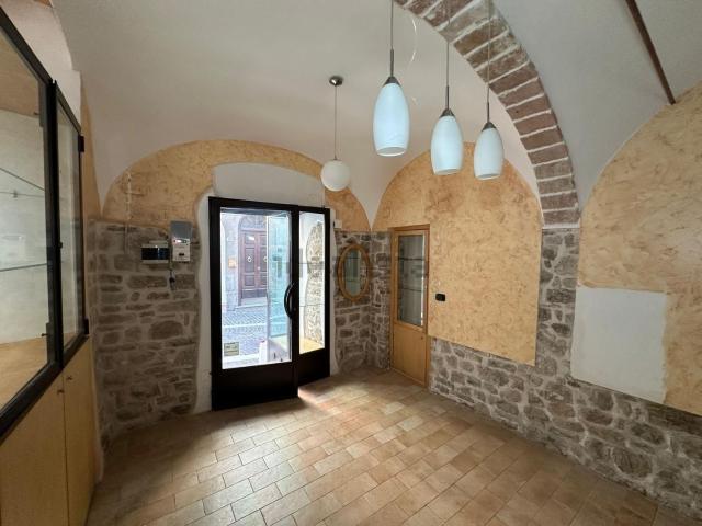 Locale Commerciale in vendita a Alanno, Abruzzo