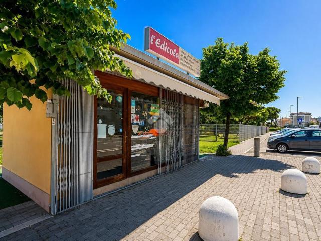 Locale Commerciale in vendita a Alba Adriatica, Teramo