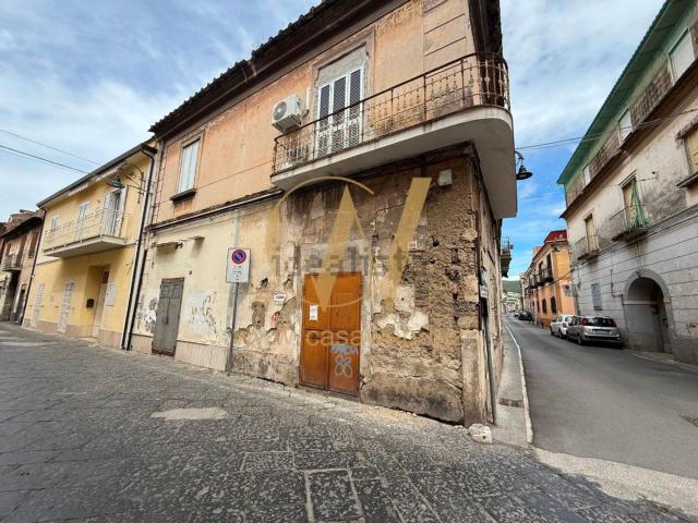 Locale Commerciale in vendita a Casagiove, Campania