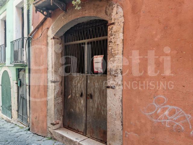 Locale Commerciale in vendita a Venafro, Molise
