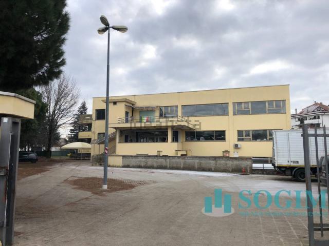 Locale Commerciale in vendita a Casorate Sempione, Lombardia