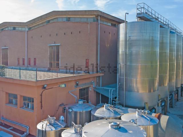 Locale Commerciale in vendita a Puglia, Lecce
