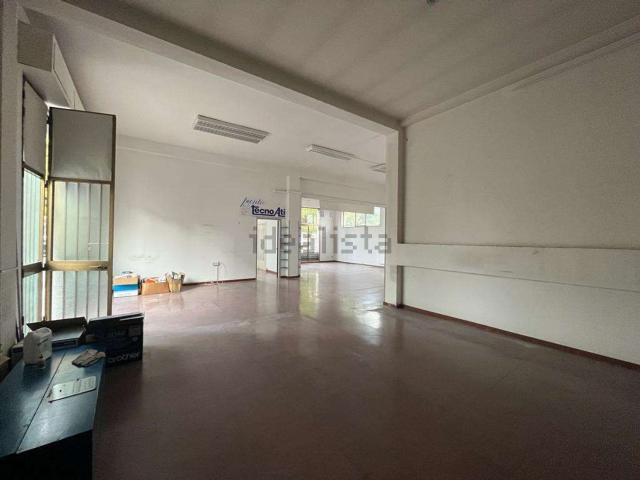 Locale Commerciale in vendita a Baraccola Ovest, Marche
