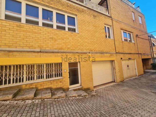 Locale Commerciale in vendita a Palombare, Marche