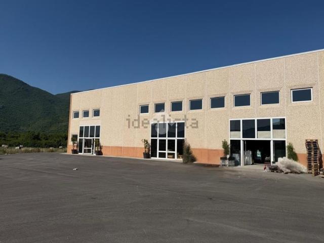 Locale Commerciale in vendita a Sesto Campano, Molise