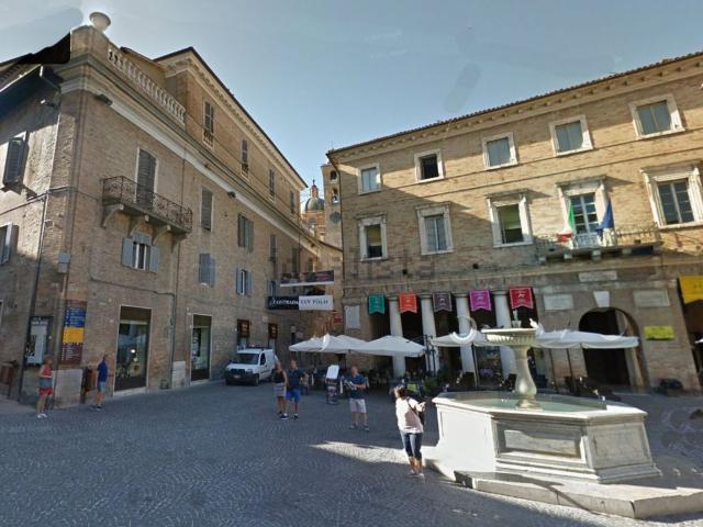 Locale Commerciale in vendita a Urbino, Pesaro e Urbino