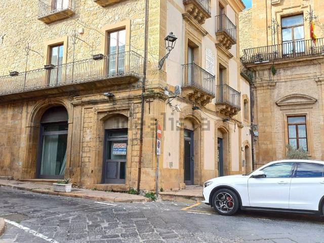 Locale Commerciale in vendita a Castellina, Piazza