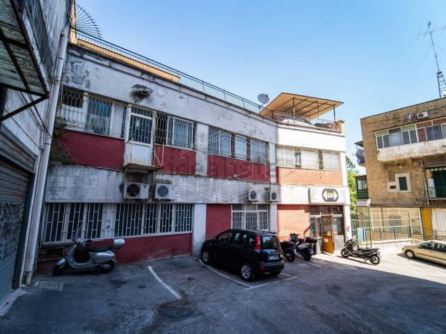 Locale Commerciale in vendita a Municipalità 2, Campania