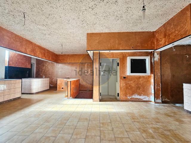Locale Commerciale in vendita a Puglia, Lecce