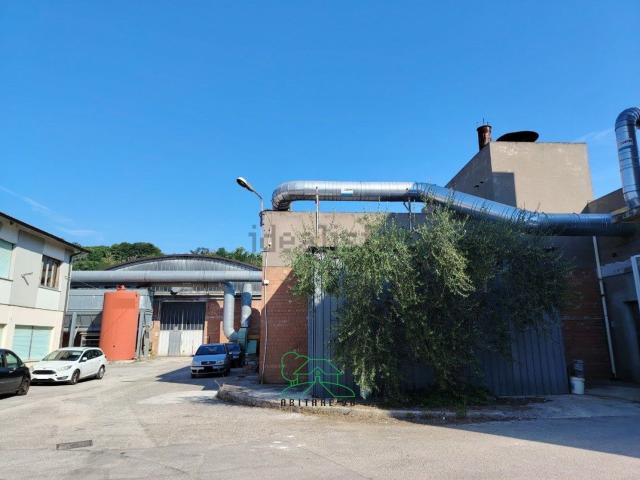Locale Commerciale in vendita a Rosciano, Marche