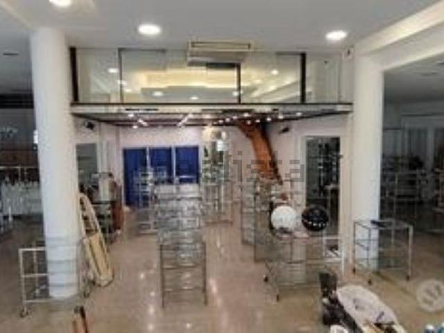 Locale Commerciale in vendita a Monterosso, Abano Terme Bagni