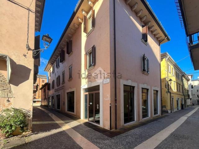 Locale Commerciale in vendita a Peschiera Del Garda, Veneto