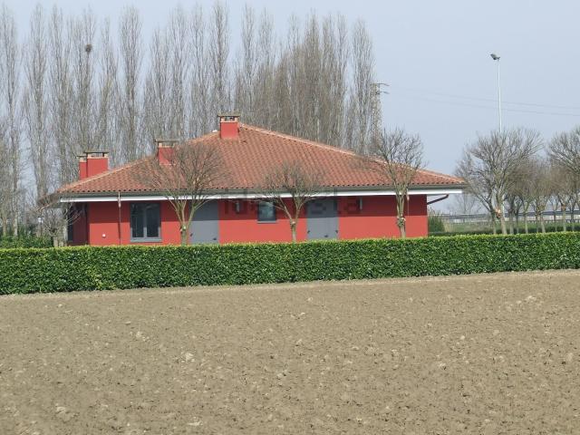 Locale Commerciale in vendita a Canda, Veneto