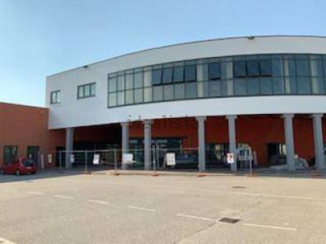 Locale Commerciale in vendita a Villa Bartolomea, Veneto