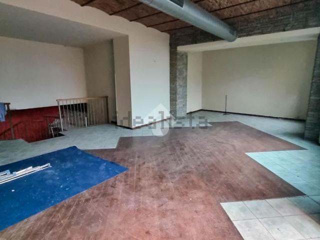 Locale Commerciale in vendita a Dolzago, Lecco